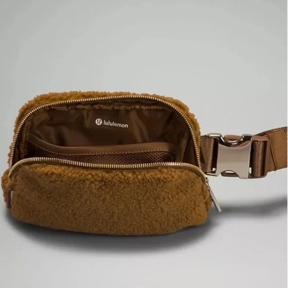 NWT lululemon camel everywhere fleece bag - Picture 3 of 3